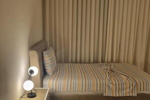 2 عدّة غرف نوم ومكواة/لوح كي وواي فاي وملاء ات أسرّة