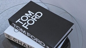 A stack of books titled 'Tom Ford' and 'Chanel' on a glass table. - Al Mesk5-2 Apartment: Your elegant and spacious retreat in the heart of Sfax Chez-Moi (Sfax)