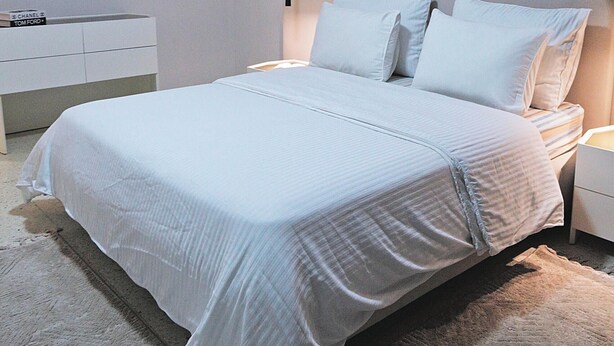 A modern bedroom with a bed, bedside tables, a dresser, and a mirror. - Al Mesk5-2 Apartment: Your elegant and spacious retreat in the heart of Sfax Chez-Moi (Sfax)
