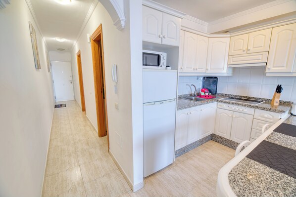 Een koelkast, een microgolfoven, een kookplaat