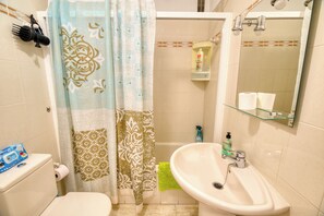 Een haardroger, een bidet, handdoeken, zeep