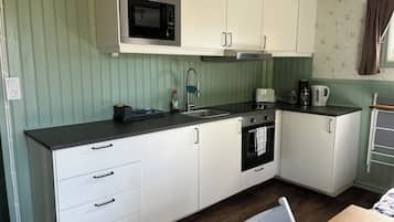 Een koelkast, een magnetron, een oven, een kookplaat