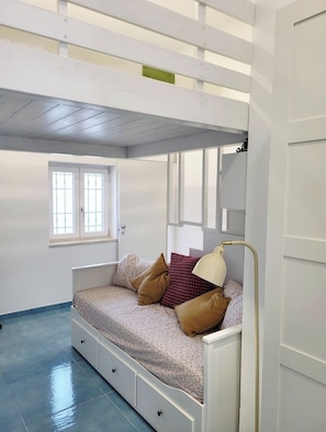2 habitaciones, cuna de viaje, wifi gratis y ropa de cama