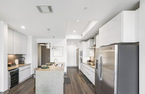 Refrigerador, microondas, horno y parrilla de estufa 