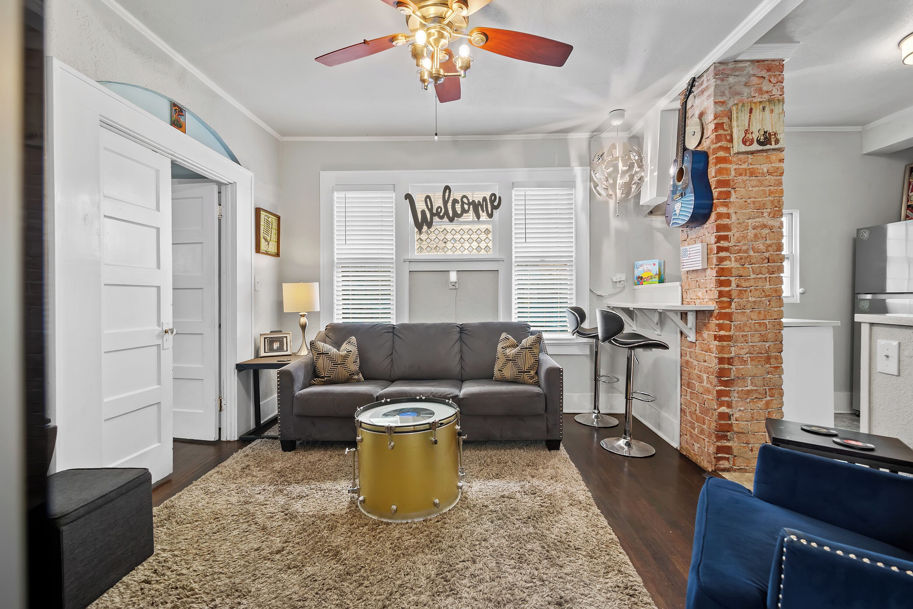 Smart-tv, dvd-spelare och böcker