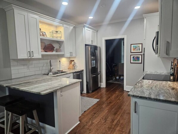 Micro-ondes, four, plaque de cuisson, lave-vaisselle