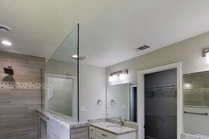 Dusche, Handtücher, Toilettenpapier