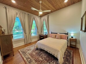 3 habitaciones, escritorio, tabla de planchar con plancha y wifi gratis 