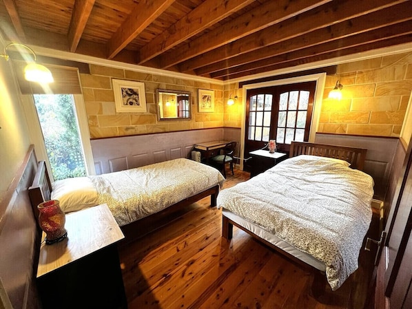 4 bedrooms, travel cot, bed sheets