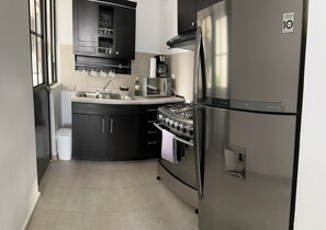 冰箱、微波炉、烤箱、炉灶