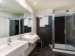 Suite, vista lago | Bagno | Doccia, asciugacapelli, pantofole, asciugamani