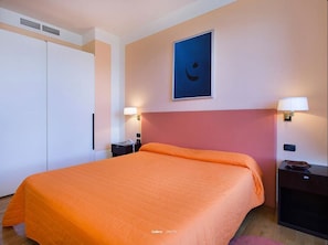 Suite, vista lago | Una cassaforte in camera, insonorizzazione, ferro/asse da stiro