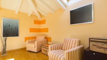 Duplex, Balcony, Lake View | Living area
