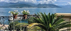 A balcony with potted plants and a view of the sea and mountains. - Hotel e Residence La Luna Nel Porto (Stresa)