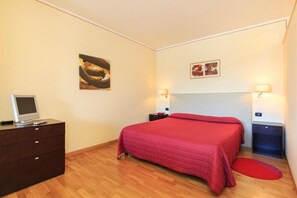 Suite, Lake View | In-room safe, soundproofing, iron/ironing board, free WiFi