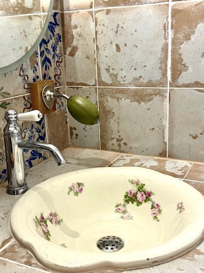 Unclassified image, 4 of 12, button