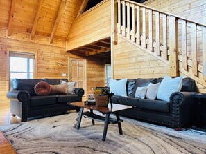 Smart TV, fireplace, video games - VIEWS,  Mins to DollyWood , HotTub , GameRM , PETS . (Pigeon Forge)