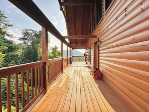 Terrace/patio - VIEWS,  Mins to DollyWood , HotTub , GameRM , PETS . (Pigeon Forge)