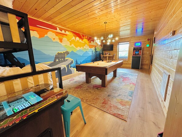 Game room - VIEWS,  Mins to DollyWood , HotTub , GameRM , PETS . (Pigeon Forge)