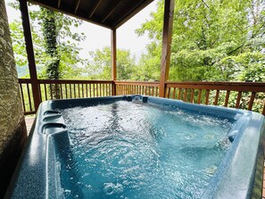 Outdoor spa tub - VIEWS,  Mins to DollyWood , HotTub , GameRM , PETS . (Pigeon Forge)