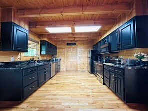 Fridge, microwave, oven, stovetop - VIEWS,  Mins to DollyWood , HotTub , GameRM , PETS . (Pigeon Forge)