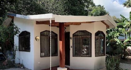 Oceana Breeze 2-bedroom lovely cottage a few steps from SĂĄmara beach with AC