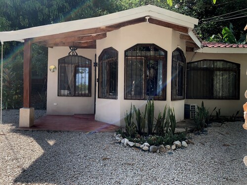 Oceana Breeze 2-bedroom lovely cottage a few steps from Sámara beach with AC