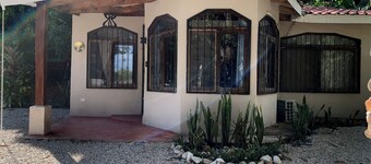 Oceana Breeze 2-bedroom lovely cottage a few steps from Sámara beach with AC