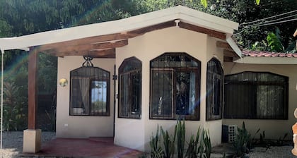 Oceana Breeze 2-bedroom lovely cottage a few steps from Sámara beach with AC