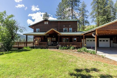 Beautiful 5-bedroom log home with spacious rooms and rustic charm.