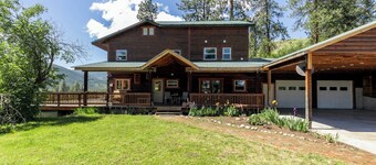 Beautiful 5-bedroom log cabin with spacious rooms and rustic charm.
