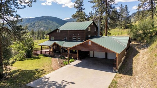 Beautiful 5-bedroom log home with spacious rooms and rustic charm.