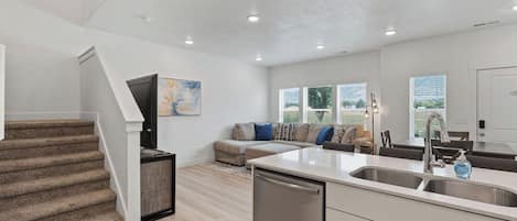 Smart TV, fireplace