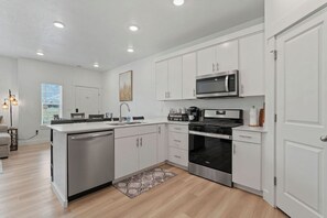 Geladeira, micro-ondas, fogão, cooktop