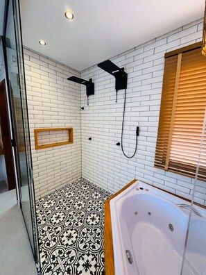 Chuveiro, banheira de hidromassagem, secador de cabelo, toalhas de banho