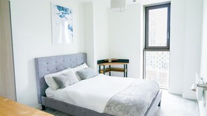 2 bedrooms, iron/ironing board, internet, bed sheets - Luxe Apartment in M1 | Pool, Gym & Spa (Manchester)