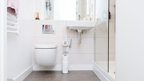 Hair dryer, towels, soap, toilet paper - Luxe Apartment in M1 | Pool, Gym & Spa (Manchester)