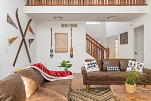 Smart TV, fireplace, video games, foosball - NEW! Hot Tub l Pool Table l Arcade Games l Hammock (Tobyhanna)