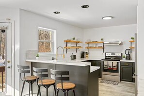 Fridge, microwave, oven, stovetop - NEW! Hot Tub l Pool Table l Arcade Games l Hammock (Tobyhanna)