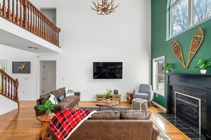 Smart TV, fireplace, video games, foosball - NEW! Hot Tub l Pool Table l Arcade Games l Hammock (Tobyhanna)