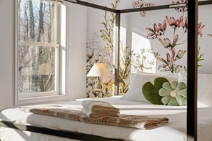 5 bedrooms, iron/ironing board, WiFi, bed sheets