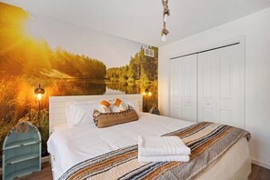 5 bedrooms, iron/ironing board, WiFi, bed sheets