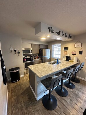 Een microgolfoven, een oven, een kookplaat, een vaatwasser