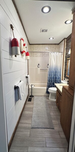 Douche, séchoir à cheveux, serviettes fournies, savon