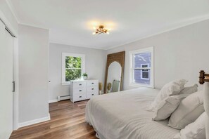 6 bedrooms, iron/ironing board, bed sheets