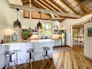 Réfrigérateur, micro-ondes, plaque de cuisson, lave-vaisselle