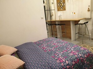 Iron/ironing board, WiFi, bed sheets