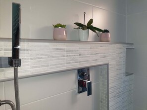 Shower, hair dryer, towels, soap - Cosy Studio on the Canal "Near train station & CDG - Paris - Parc des Expos". (Sevran)