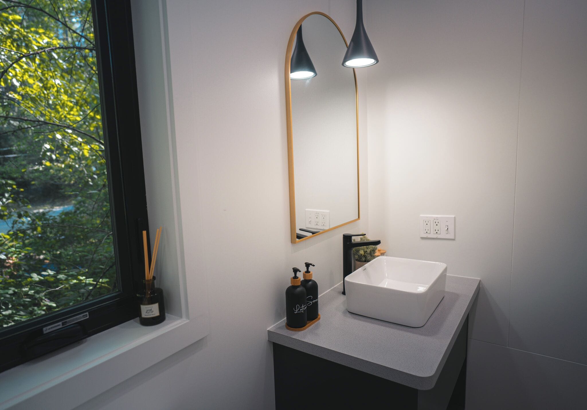 Secadora de cabello, toallas, jabón, papel de baño 