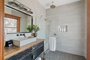 Shower, hair dryer, bidet, towels - Duende Retreat: Private Heated Pool, Walk to U of A (Tucson)